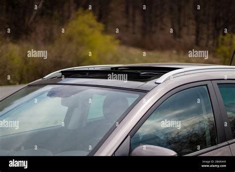 persona con tettuccio auto aperto