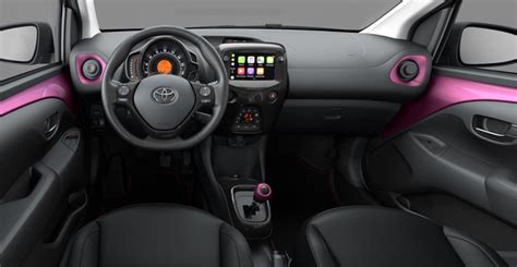 Dettaglio interni e plancia Toyota Aygo prima serie