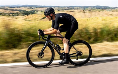 Ciclista che sterza su una bici da corsa