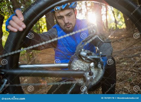 Ciclista che effettua manutenzione sulla sua bici