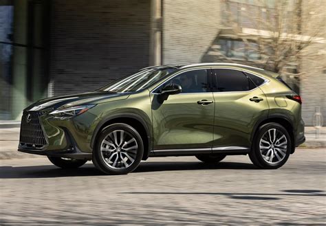 Lexus NX in un contesto urbano moderno