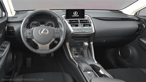 Dettaglio degli interni e del cruscotto di una Lexus NX in allestimento Luxury