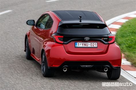 toyota yaris rossa parcheggiata vista posteriore