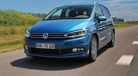 Volkswagen Touran su strada con diversi tipi di pneumatici