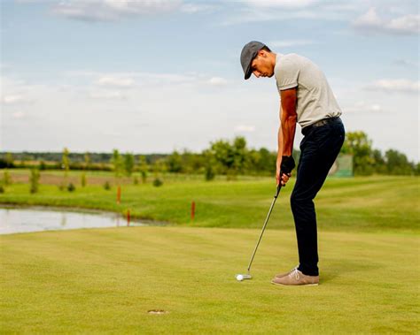 Golfista che effettua un test di prova con monitor di lancio in un centro fitting italiano
