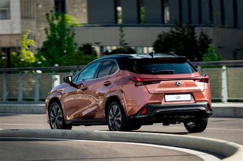 Lexus UX in ambiente urbano