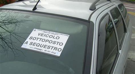 Veicolo sottoposto a sequestro amministrativo con nastro adesivo