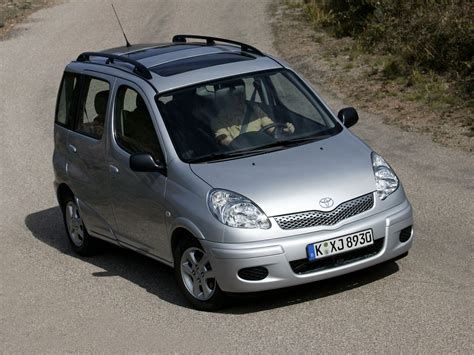 Toyota Yaris Verso grigia parcheggiata