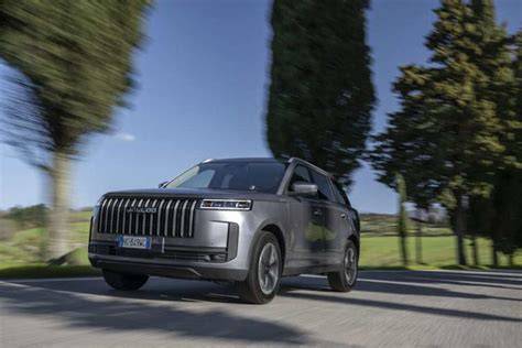 SUV moderni che guidano su una strada panoramica
