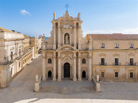 Piazza Duomo e la Cattedrale di Siracusa