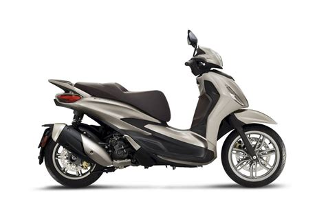 Piaggio Beverly 300 ie in piega su strada urbana