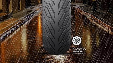 Dettaglio battistrada Michelin City Grip 2 con lamelle per bagnato