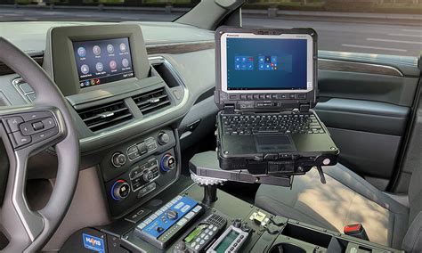 Dettaglio dell'integrazione del car tablet nel cruscotto