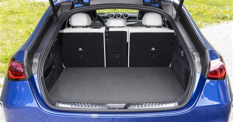 Mercedes-Benz GLC SUV con bagagliaio aperto