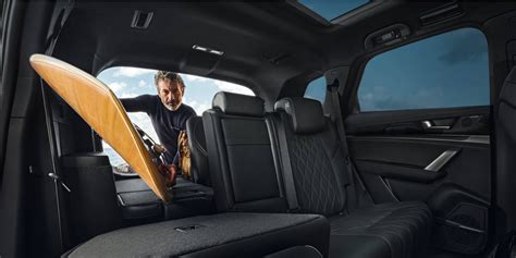 interno spazioso auto familiare con bambini