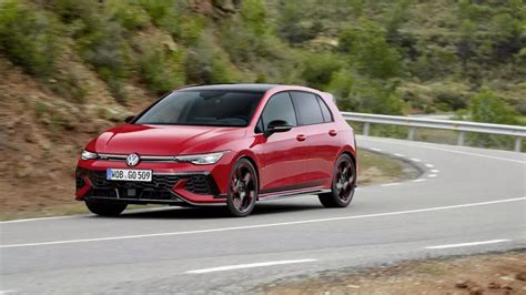 Volkswagen Golf GTI che accelera su strada