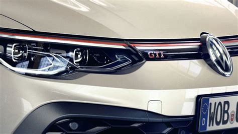 Dettaglio del frontale della Volkswagen Golf GTI con i fari a LED