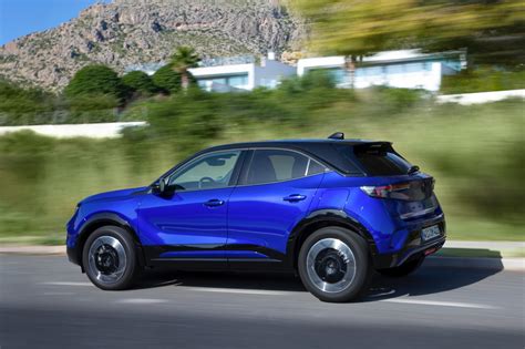 Opel Mokka con vernice Kolibri Blue e tetto nero