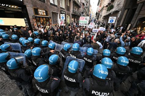 Polizia che interviene durante una protesta