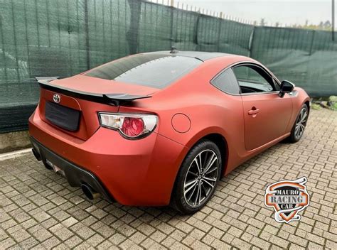Dettaglio del posteriore della Toyota GT86 con estrattore e scarichi