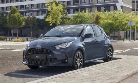 Illustrazione di una Toyota Yaris Hybrid che si ricarica con un'icona di risparmio finanziario