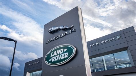 Interno showroom Auto Serenissima con auto Jaguar e Land Rover