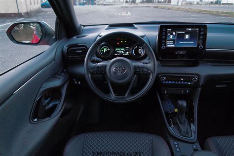Interno di una Toyota Yaris con quadro strumenti digitale e schermo infotainment