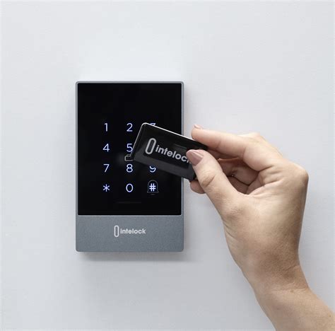Sistema di accesso senza chiavi con carta elettronica