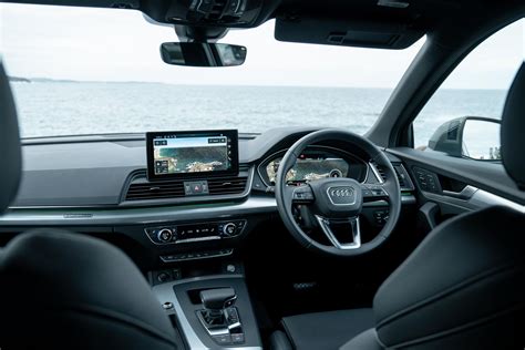 Interni dell'Audi Q5 55 TFSI e con display digitali