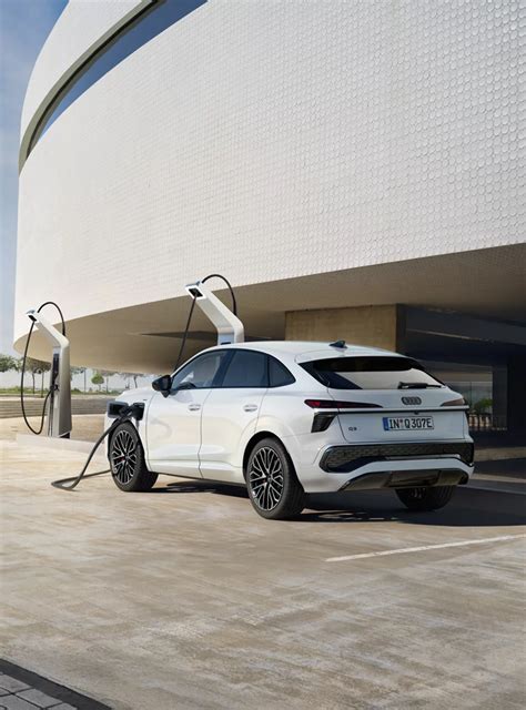Dettaglio del bocchettone di ricarica sull'Audi Q3 e-hybrid