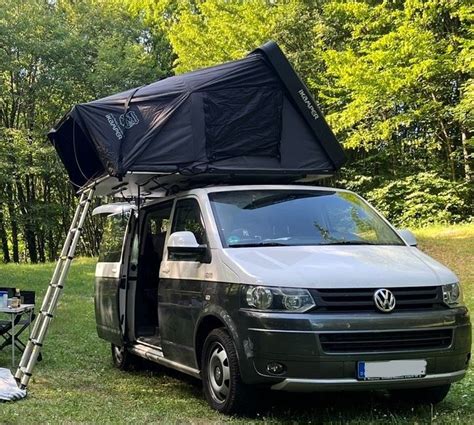 Volkswagen California con tetto sollevato e tendalino aperto