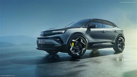 Veduta frontale dinamica della nuova Opel Mokka GSE in un contesto urbano moderno