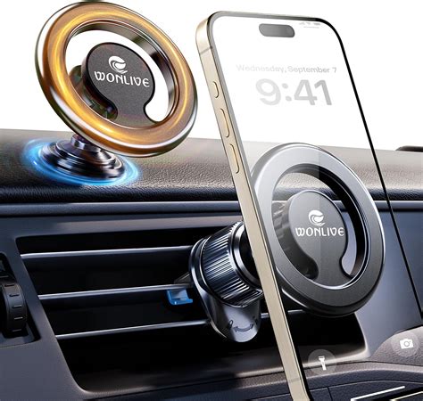 Primo piano di un supporto cellulare magnetico installato sul cruscotto di una Tiguan
