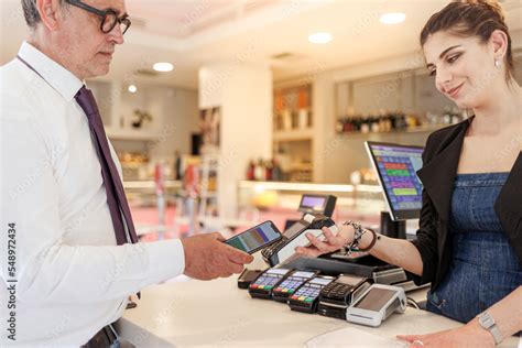 cliente che riceve istruzioni dal personale di vendita presso una concessionaria Volkswagen