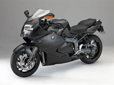 moto BMW K 1300 S con paraserbatoio applicato