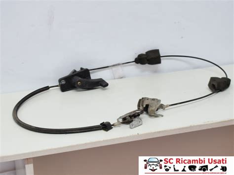Meccanismo di aggancio serratura portellone auto