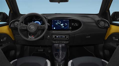 Interni Toyota Aygo X con schermo infotainment