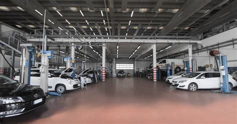 Carrozzeria auto in officina