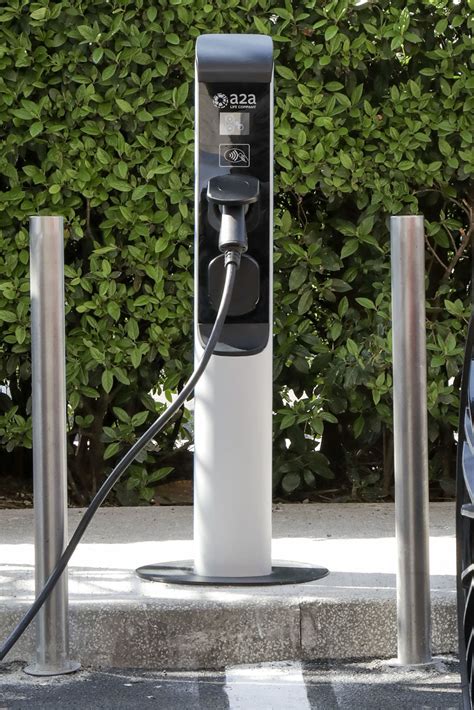 colonnine di ricarica elettrica in un contesto urbano