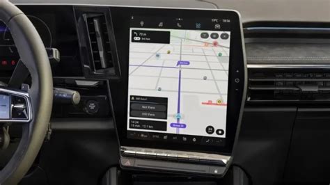 moderno cruscotto Opel con sistema di navigazione integrato