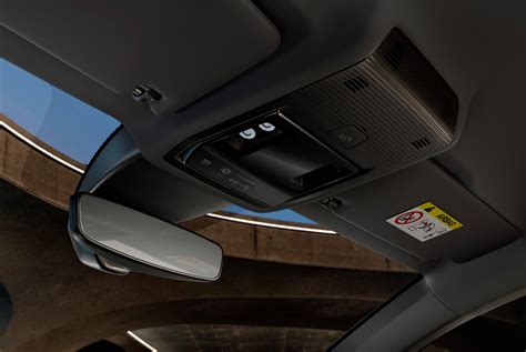 dettaglio dei tasti SOS e assistenza sul padiglione interno dell'auto