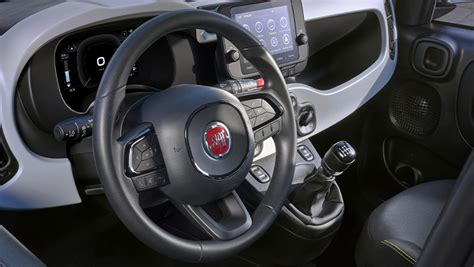 Interni della FIAT Pandina con dettagli colorati