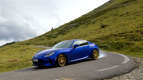 auto sportiva in curva