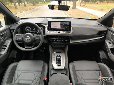 Interno di un Nissan Qashqai con volante e comandi del cruise control visibili