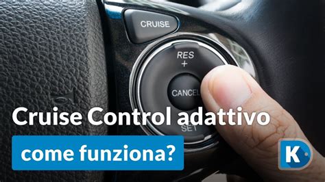 Grafico che illustra il funzionamento del cruise control adattivo con un veicolo che segue e mantiene la distanza