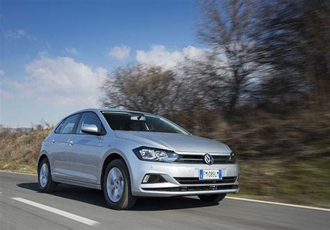 Immagine di una Volkswagen Polo a metano con indicazione della bombola del metano