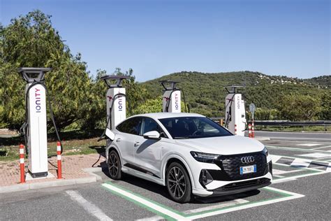 Vettura Audi e-tron in ricarica