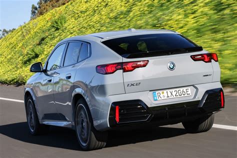 BMW iX2 con design distintivo e calandra a doppio rene
