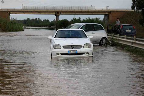 Veicoli parcheggiati in una strada allagata