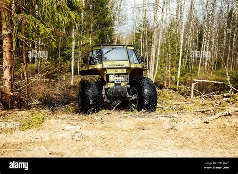 Veicolo fuoristrada che attraversa un terreno fangoso